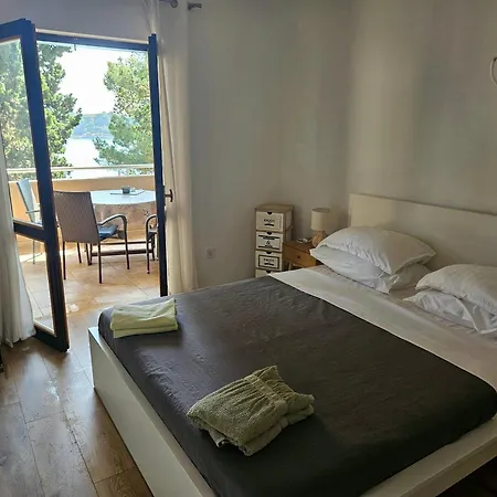 Mare Beachfront Apartment With Sea View Апартаменти *