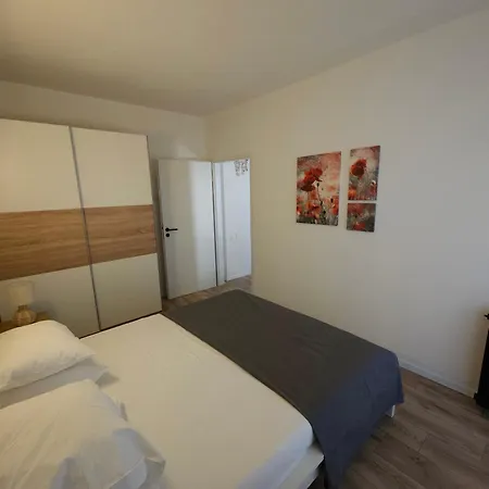 Mare Beachfront With Sea View Apartamento Pula