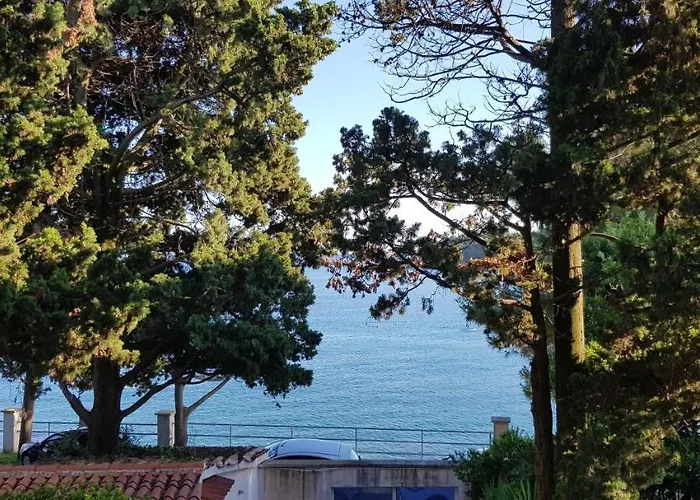 Апартаменти Mare Beachfront Apartment With Sea View *