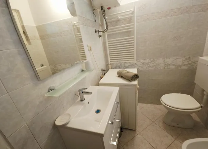 Mare Beachfront Apartment With Sea View Апартаменти