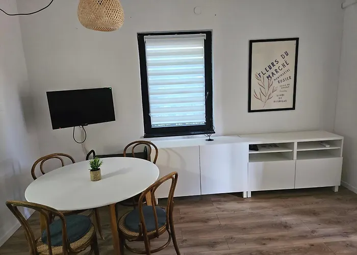 Mare Beachfront Apartment With Sea View Пула