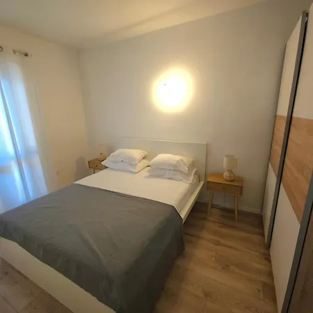 Apartman Mare Beachfront Apartment With Sea View