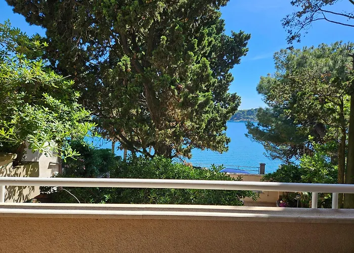 Mare Beachfront Apartment With Sea View Lägenhet