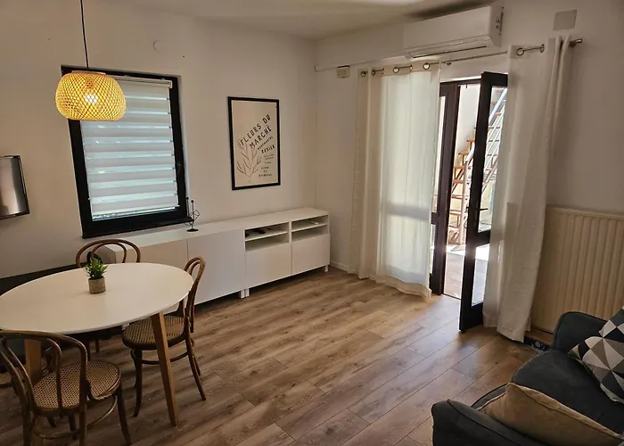 Mare Beachfront Apartment With Sea View Lägenhet *
